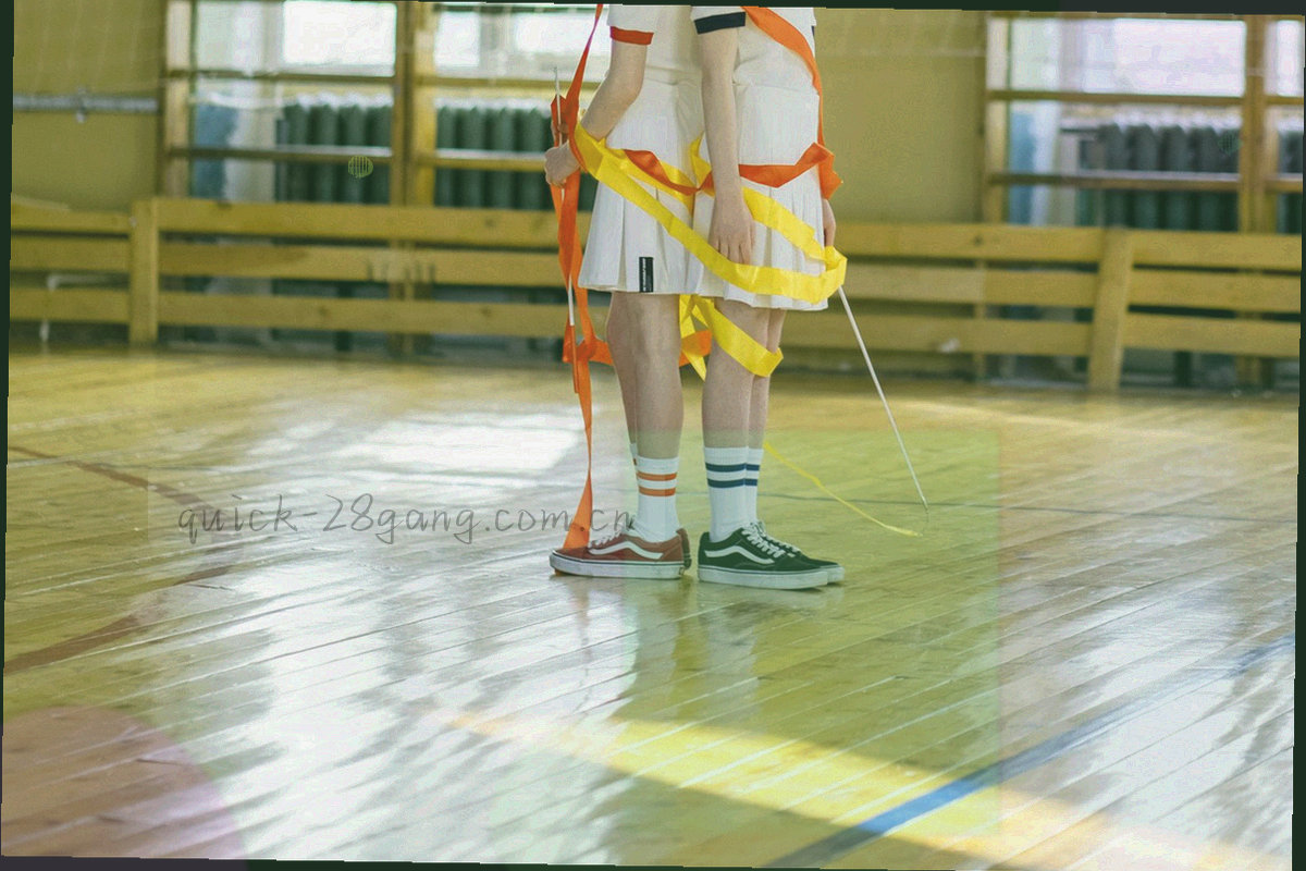 深墨蓝底上的大字号抽象文字块、细网格线与荧光青索引点